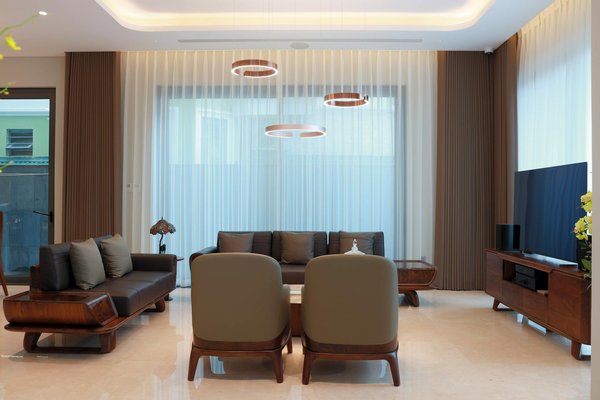 How to Match a Herringbone Vest with Work Attire for a Classic Preppy Vibe?